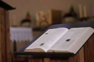 Bibel im Altarraum der Bührener Kirche