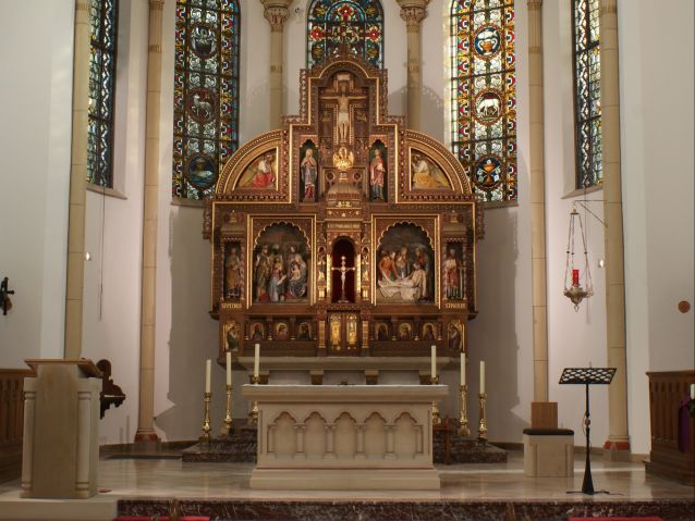 Altarraum der Langfördener Kirche